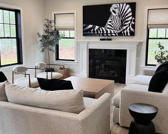 Brand new 4 bedroom high end home in Walpole - Walpole - Living room