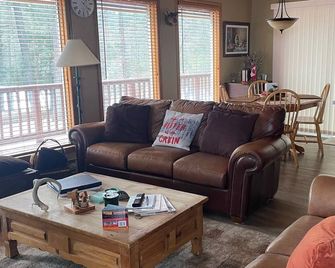 Comfy, cozy mountain getaway. - Invermere - Living room