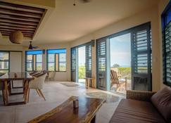 Nirvana Blue Unparalleled Natural Seclusion with Private Beach - Río Lagartos - Living room