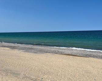 Cozy house ON the ATV/ORV trail located in Newberry. Great for year round fun. - Newberry - Beach