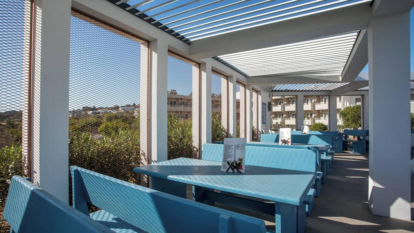 Hillside Studios & Apartments