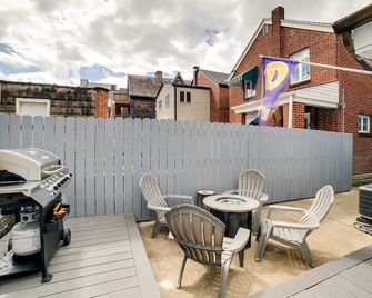 Walk to Walnut St Shadyside House with Deck - Pittsburgh - Parveke