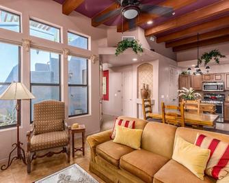 Designer Tubac AZ townhome - Panoramic Mountain Views - Tubac - Living room
