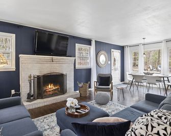 Private + Wooded + Quaint & Cozy + 5 mins to Dwntn Blk Mtn + 15 mins to Ashvle - Black Mountain - Living room