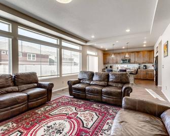 17 Mi to Downtown Denver Modern Aurora Home! - Aurora - Living room