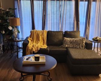 Lovely 2 Bedroom Condo With Pool - Chapel Hill - Living room
