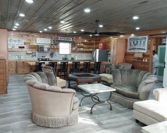 Ozark Lodge-Spacious Stay adjacent to Ozark Retreat - Licking