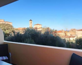 Appart Climatise / Terrasse A 2 Min De La Plage - L'Île-Rousse - Balcony