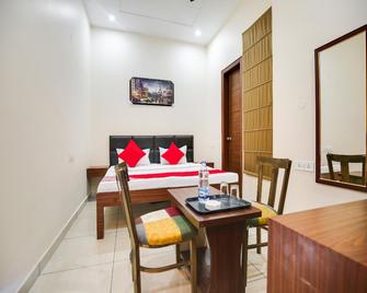 Hotel O Sky Line - Ludhiāna - Yatak Odası