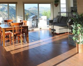 Quiet Hilltop Home With Stunning Hill Top And Valley Views - Valley Center - Restaurant