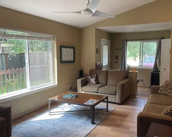 Cozy home along the adventure corridor to Glacier National Park - Hungry Horse - Living room