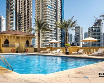 Travelers Dubai Marina Hostel - Dubái - Piscina