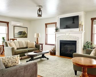 Amish Country Getaway Farm Views Fire Pit - Middlebury - Living room