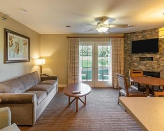 Club Wyndham Tamarack - 1 Bedroom - Lake Delton - Living room