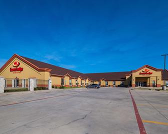 Econo Lodge Inn and Suites Bridgeport - Bridgeport - Building
