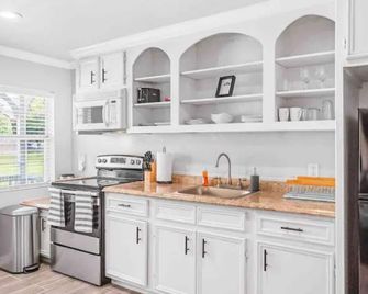 Sweet Little House B near IAH airport - Humble - Kitchen
