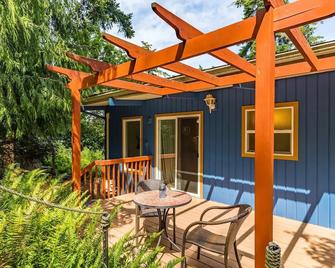 Mid-Century Beach Cabin by AvantStay Walk to Beach - Coupeville - Terasa