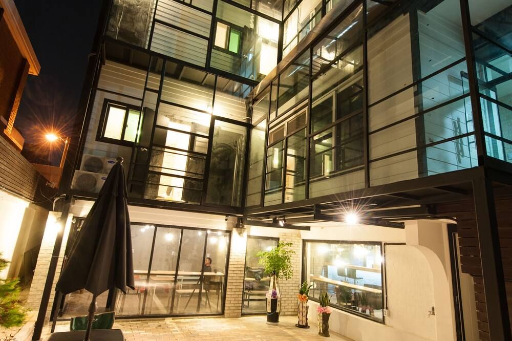 إينو هوستل آند رب لاونج هونجداي