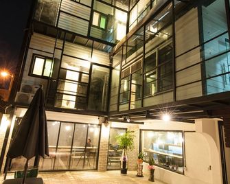 弘大儀諾青年旅館&酒吧 - 首爾 - 建築