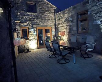 Cozy Cottage Close to Haworth Sleeps 2 with Garden - Keighley - Patio