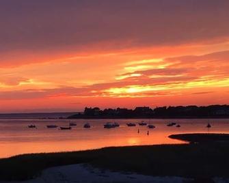 Spectacular Waterfront Cape Cod Home, Oceanfront and Beach,AC,Deck,Grill,Hot Tub - Falmouth - Outdoor view