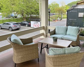 Best location! The Pullman Apt @ historic 1799 Inn - Harpers Ferry - Innenhof
