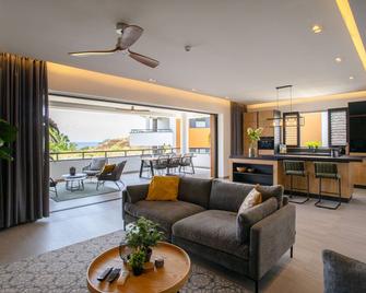 The Shore Apartment: Luxury beachfront apartment on 18 hole golf resort - Sint Michiel - Living room