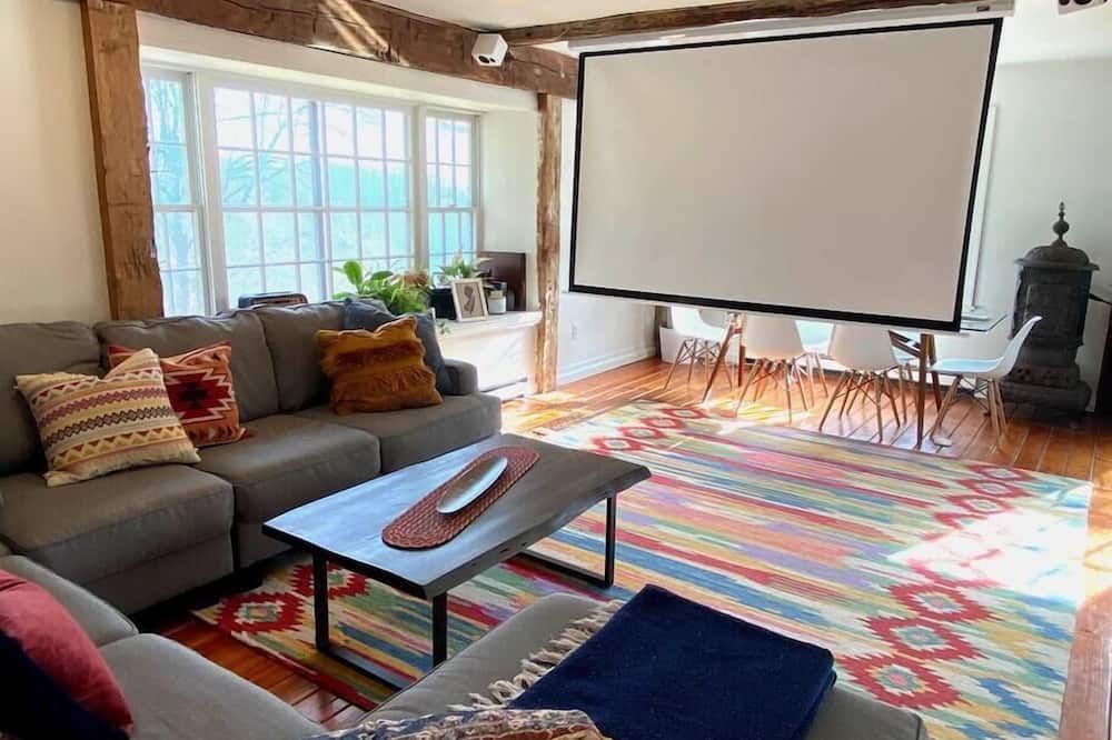 Modern carriage house, renovated w beautiful views