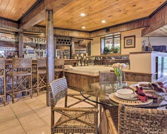 Cozy Studio Indoor Hot Tub and Inground Pool Access - Uncasville - Restaurant