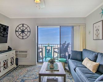 Couple's Retreat! Beachfront Bliss - Private Balcony, Ocean Views, Full Kitchen, Steps to the Sand - Ocean City - Living room