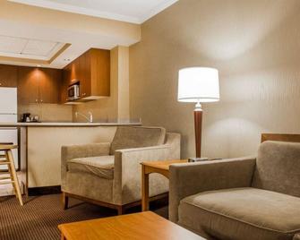 Clarion Hotel & Suites Riverfront - Oswego - Living room