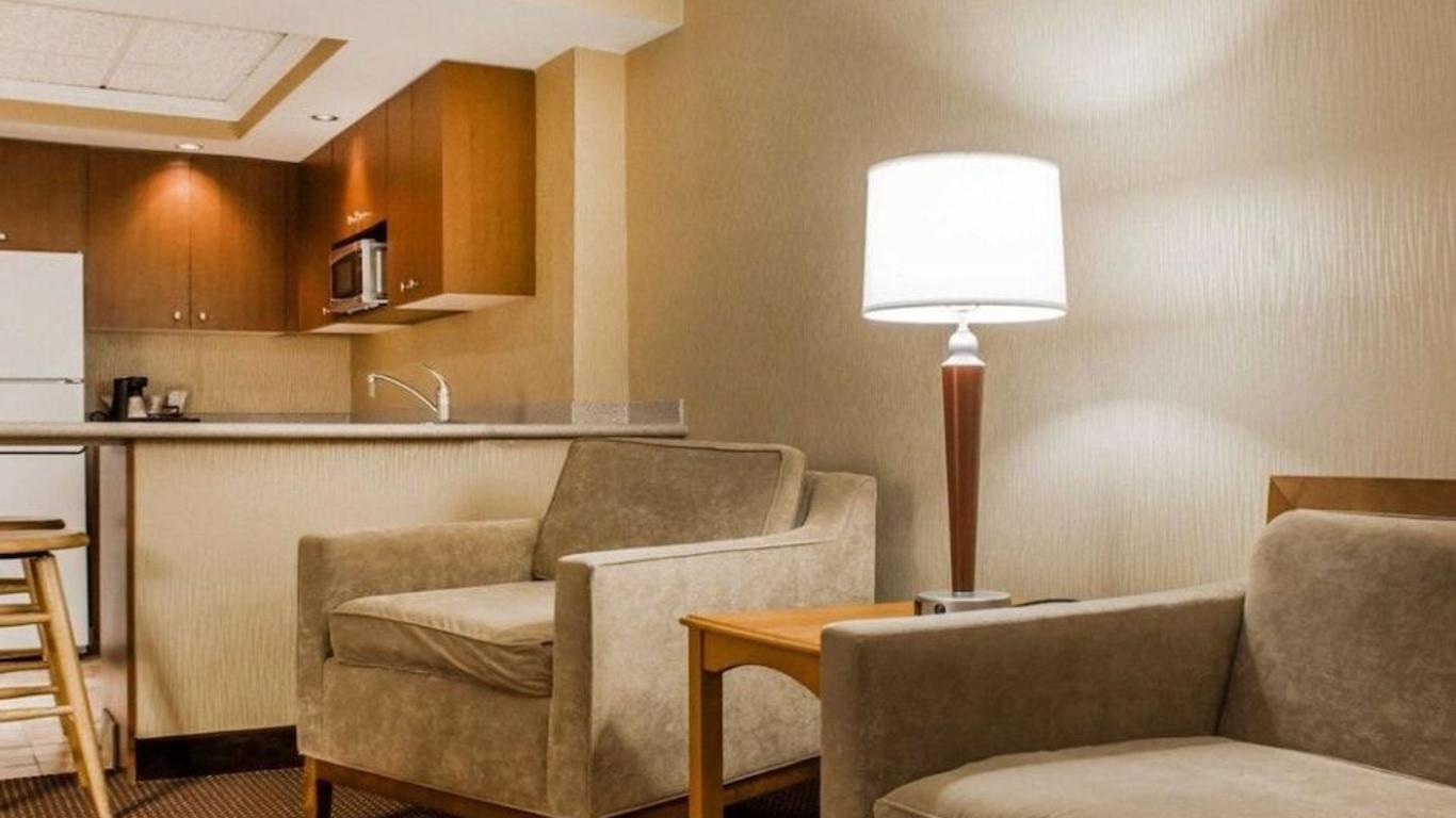 Clarion Hotel & Suites Riverfront