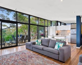 Ocean View Treetops Retreat - Skenes Creek - Sala de estar