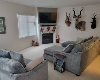 A Best Value! Nice 2+ bdrm home on Foxboro GC in Oregon.. 10 Minutes to Madison! - Oregon - Sala de estar