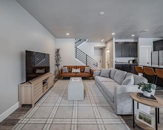 Brand New Townhome sleeps 12. - Ammon - Living room