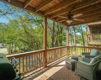 Riverfront home within walking distance of Helen - Helen - Balcony