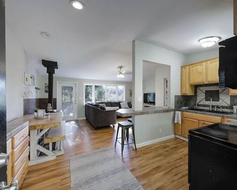Living On The Ledge In Willow Cove - Bass Lake - Kitchen