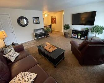 Serviced 2ba/1ba Corporate Apartment - Janesville - Obývací pokoj