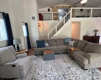 3bd 2bth Barndominium home is 17 mi from Canton 1st Monday. Hunting and fishing - Athens - Huiskamer