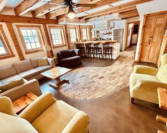 Unique Barn Home with silo near Giants Ridge - Biwabik - Sala de estar