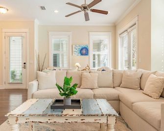 Emerald Gem by Avantstay Pool Access, 3mins to Beach! - Panama City Beach - Living room