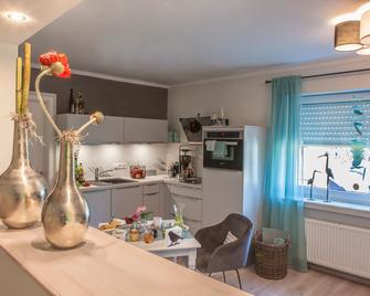 Relaxing, modern apartment in a sunny location - Klotten - Küche
