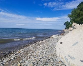 Little slice of Heaven experiencing Lake Erie - private beach access - North East - Strand