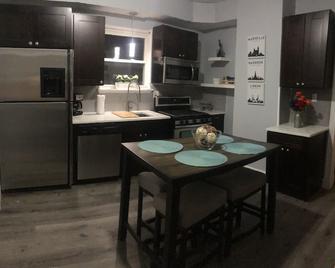 Cozy, Comfortable And Convenient Apartment. Close To Everything! - Oak Park - Kitchen
