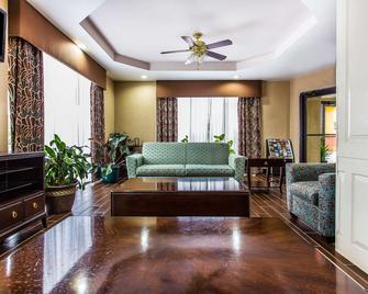 Quality Inn & Suites - Orangeburg - Living room
