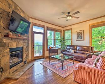 Renovated Burnsville Condo in Gated Community - Burnsville - Living room