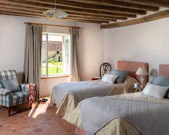 Cosy four bedded farmhouse on the Courtomer estate- space and privacy guaranteed - Trémont - Bedroom