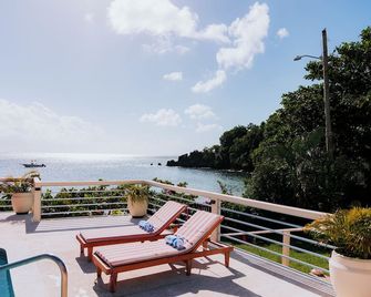 بيتشكومبرز هوتل - Biabou - شرفة