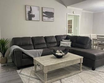 A sweet retreat in the cove… - Jackson - Living room