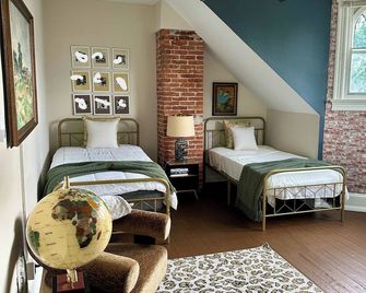 Elegant Retreat With Pool, Screened Porch Just Steps From Shops, Dining & Fun! - Chesapeake City - Bedroom